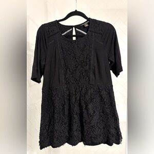 A PEA IN THE POD • Women's Lace Maternity Top • Size L